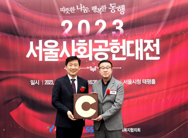 ▲ 김현훈 서울시사회복지협의회장(좌측)과 신왕섭 HDC현대산업개발 실장이 기념촬영을 하고 있다. ⓒHDC현대산업개발