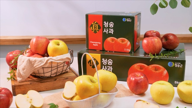 ▲ 청송군(군수 윤경희)은 청송사과 및 사과주스의 해외시장 진출 시 보다 안정적인 정착을 위해 해외수출용 홍보동영상을 제작해 적극적인 홍보에 나섰다.ⓒ청송군