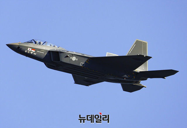 한국형 전투기 보라매(KF-21) 시제 6호기가 지난 10월16일 오전 서울공항에서 열린 '서울ADEX 2023(서울 국제 항공우주 및 방위산업 전시회) 미디어 데이'에서 시범비행을 하고 있다. ⓒ서성진 기자
