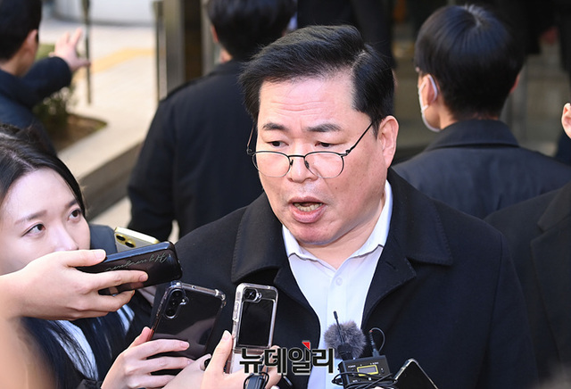 ▲ 유동규 전 성남도시개발공사 기획본부장이 지난달 30일 서울 서초구 중앙지법에서 열린 정치자금법 위반 등 혐의 1심 선고 공판을 마치고 취재진의 질문에 답하고 있다. ⓒ서성진 기자