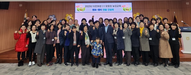 ▲ 농립축산식품부(장관 정황근)와 경북농협(본부장 윤성훈)은 6일 농협중앙회 경북본부에서 ‘2023년 이민여성 1:1 맞춤형 농업교육 멘토­멘티 연말 간담회’를 실시했다.ⓒ경북농협