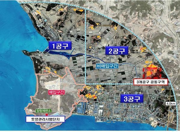 ▲ 윤석열 대통령 공약이자 김태흠 지사의 환경분야 1호 공약인 ‘장항 국가습지복원사업’의 예비타당성 조사가 6일 통과됐다. 환경부는 내년부터 2029년까지 6년간 685억 원(전액 국비)을 투입해 옛 장항제련소 주변 오염정화지역에 대한 자연환경복원 제1호 사업을 추진한다. 사업이 완료되면 옛 장항제련소 주변에는 28만 5000㎡ 규모의 습지, 생태숲을 포함한 22만 9000㎡ 규모의 녹지, 습지전망시설과 탐방로 등이 조성된다.
한국환경공단이 토양 정화 작업이 진행 중인 충남 서천군 옛 장항제련소 주변.ⓒ한국환경공단