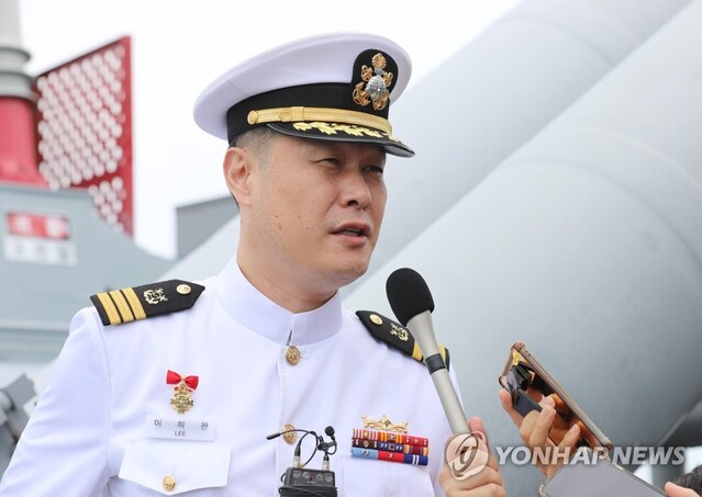 ▲ 2022년 6월 29일 제2연평해전 승전 20주년 기념식이 열린 경기도 서해 해상에서 이희완 중령(현 대령)이 유도탄고속함 '윤영하함'을 타고 인터뷰하는 모습. ⓒ연합뉴스