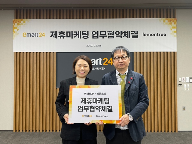 ▲ 이마트24 김상현 마케팅담당(우측), 레몬트리 이민희 대표이사(좌측)가 지난 6일 오후 3시 서울 성동구 소재 이마트24에서 업무협약식 후 기념 촬영을 하고 있다. ⓒ이마트24