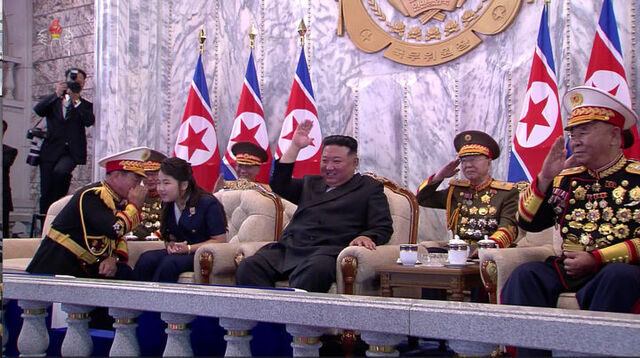 지난 9월9일 북한 정권수립기념일 열병식에서 군 서열 2위인 박정천 군정지도부장이 김주애에 무릎을 꿇고 대화하고 있는 모습. ⓒ뉴시스