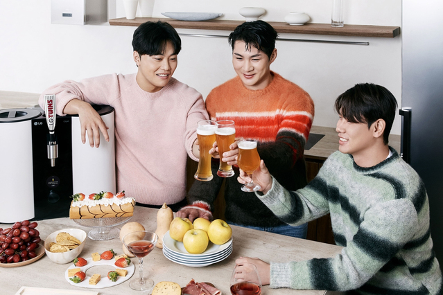 ▲ LG트윈스 소속 (왼쪽부터)김윤식, 오지환, 홍창기 선수와 LG홈브루가 함께하는 홈파티 화보컷 ⓒLG전자