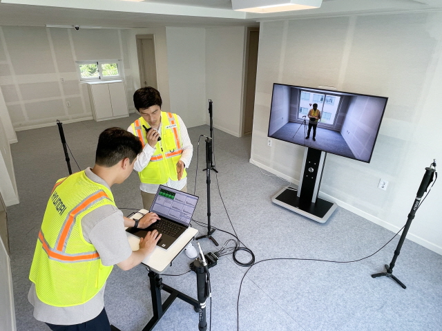 ▲ 현대건설 관계자들이 층간소음 실증시설 'H 사일런트 랩'에서 임팩트 볼을 활용한 테스트를 진행하고 있다. ⓒ현대건설