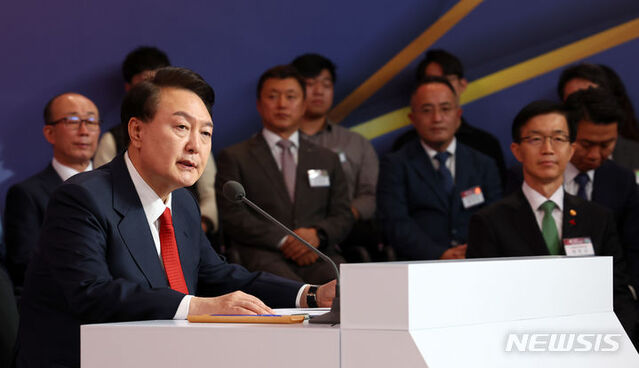 ▲ 윤석열 대통령이 7일 경기 성남 분당구 한화에어로스페이스에서 열린 제2차 방산수출 전략회의에서 발언하고 있다.ⓒ뉴시스