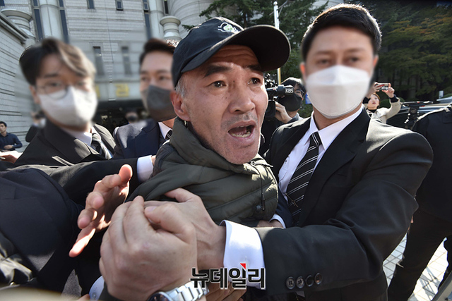 ▲ 북한군 피살 공무원 친형 이래진 씨가 2022년 10월21일 오후 서울 서초구 중앙지법에서 열린 구속 전 피의자심문(영장실질심사)을 마치고 나오는 서욱 전 국방부 장관에게 항의를 하고 있다. ⓒ뉴데일리