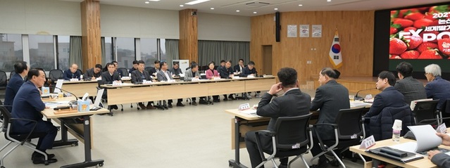 ▲ 지난 6일 논산시청 회의실에서 딸기 엑스포의 기본계획 수립과 타당성 조사용역 중간보고회를 하고 있다.ⓒ논산시