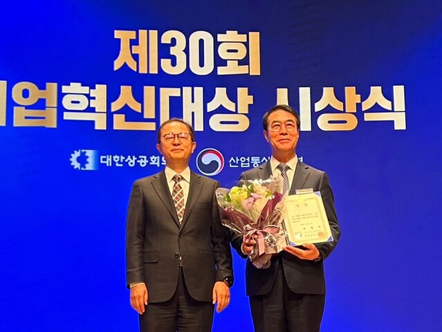 ▲ (왼쪽부터)이승렬 산업통상자원부 산업정책실장, 최철곤 HD현대건설기계 사장이 7일 서울 중구 대한상공회의소 국제회의장에서 개최된 제30회 기업혁신대상 시상식에서 대통령상을 수상하고 기념촬영을 하고 있다. ⓒHD현대건설기계