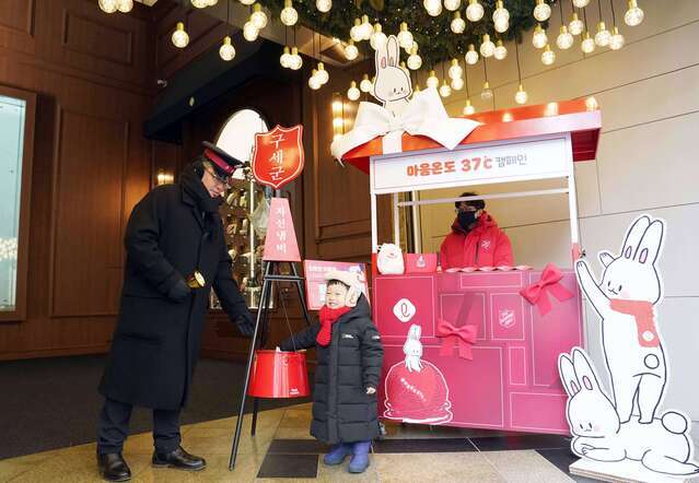 ▲ 롯데백화점 본점에 설치된 마음온도 37도 캠페인 모금 부스.ⓒ롯데