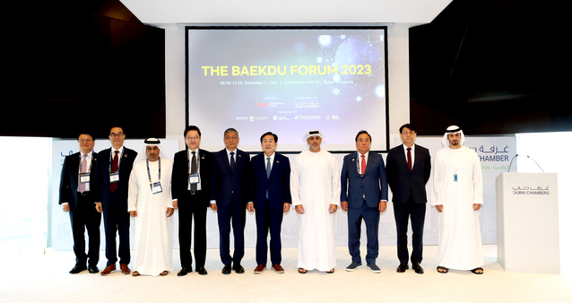 ▲ (왼쪽 4번째부터)강석훈 산업은행장, 류제승 주아랍에미리트대사, 김기문 중기중앙회장, 파이살 주마 칼판 벨홀 두바이상의 수석부회장이 기념사진을 찍고 있다.ⓒ중소기업중앙회