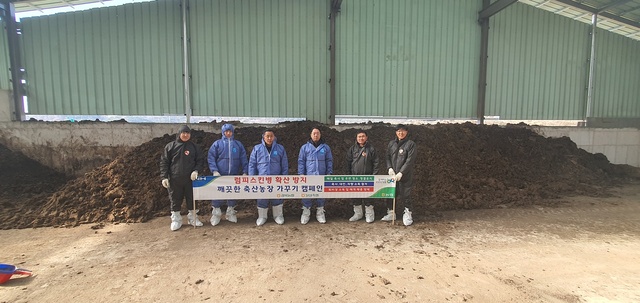 ▲ 농협경북본부(본부장 윤성훈)는 지난 7일 달성축협 임직원과 함께 럼피스킨 차단방역 활동을 실시했다.ⓒ경북농협