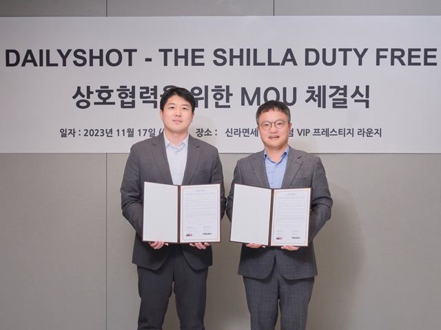 ▲ 호텔신라 김태호 TR부문장(오른쪽)과 데일리샷 김민욱 대표가 신라면세점 서울점 VIP 라운지에서 전략적 사업 제휴를 위한 업무 협약을 체결한 후 기념 촬영을 하고 있다.ⓒ호텔신라