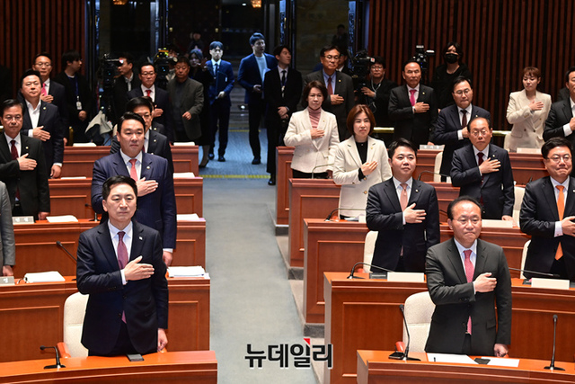 ▲ 김기현 국민의힘 대표와 윤재옥 원내대표 등 참석자들이 지난달 13일 오후 국회에서 열린 의원총회서 국민의례를 하고 있다.ⓒ이종현 기자