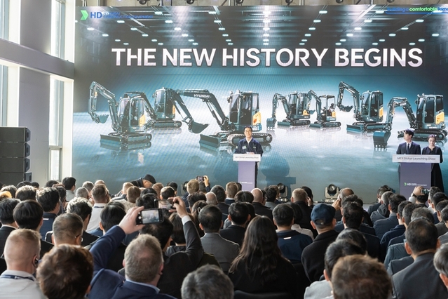 ▲ 최철곤 HD현대건설기계 사장이 8일 개최한 '신규 미니굴착기 7종 글로벌 론칭행사'에서 15개국 법인 주재원, 딜러, 협력업체 관계자들을 대상으로 신제품에 대해 설명하고 있다. ⓒHD현대건설기계