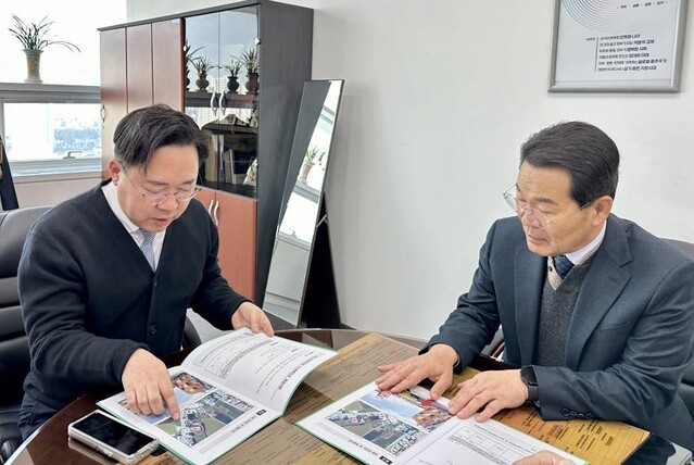 ▲ 권익현 군수는 지난 5일 행정안전부를 방문해 최병관 지방재정경제실장을 방눈해 지역 현안사업과 재난안전사업에 대해 특별교부세 지원을 적극 건의했다.ⓒ부안군청 사진 제공.