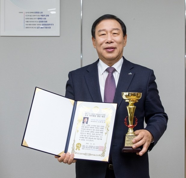 ▲ 최민호 시장이 시민 생활편의 증진과 행정수도 기능 강화 등 사회 공공성 강화에 기여한 공로로 '2023 대한민국 공공성실천 대상'을 수상했다.ⓒ세종시