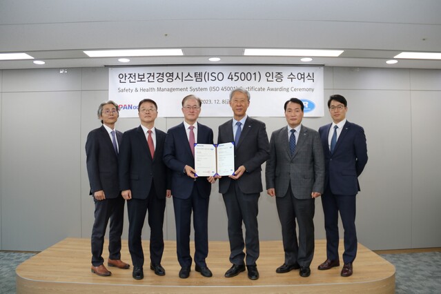 ▲ 안중호 팬오션 대표(왼쪽에서 세 번째)와 이형철 한국선급 회장(왼쪽에서 네 번째)가 ISO 45001(안전보건경영시스템) 국제표준인증 수여식에서 기념촬영을 하고 있다. ⓒ팬오션