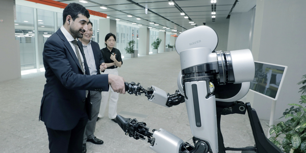 ▲ 셰이크 사우드 UAE 샤르자에미리트 왕자가 지난 6월 네이버 1784에서 로봇을 체험해보고 있다. ⓒ네이버