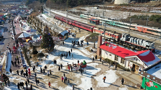 ▲ 지난해 관광객들이 한겨울 분천산타마을에서 다양한 행사를 즐기고 있다.ⓒ봉화군