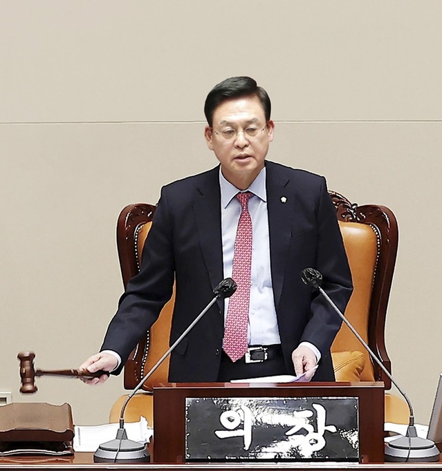 ▲ 정우택 국회부의장이 8일 오후 국회 본회의장에서 중부내륙특별법 가결을 선포하고 있다.ⓒ정우택 의원실
