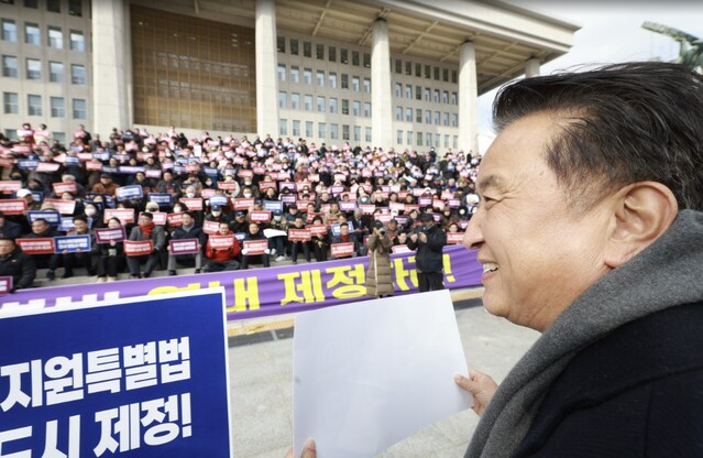 ▲ 김영환 충북도지사가 지난달 28일 국회 본관 앞에서 열린 중부내륙특별법 연내 제정 촉구대회에서 법 제정의 당위성을 설명하고 있다.ⓒ충북도