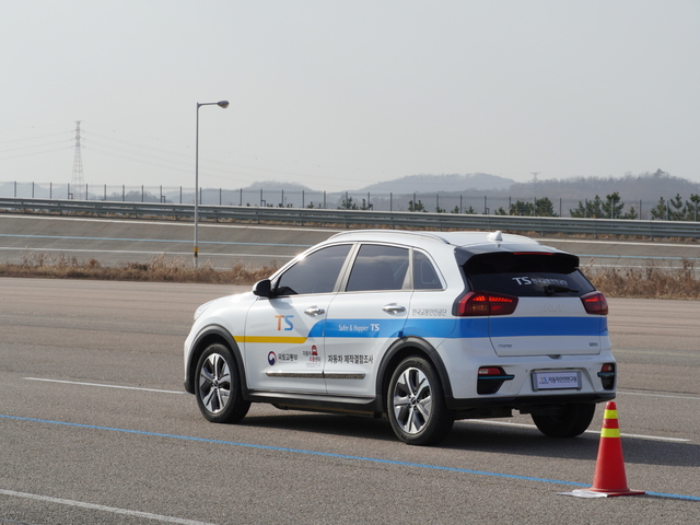 한국교통안전공단 자동차안전연구원 주행시험장에서 비상상황 대응요령 시연이 이뤄졌다 ⓒ한국자동차연구원