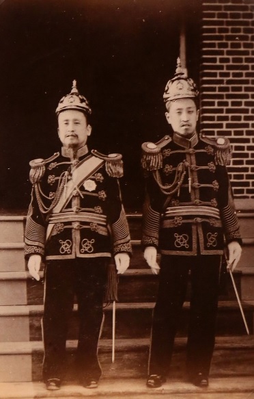▲ 1897년 대한제국을 선포한 고종 황제(왼쪽)와 황태자(순종). 러시아식 대원수 제복을 입었다.