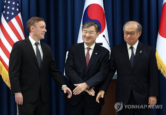 ▲ 조태용 국가안보실장(가운데)과 제이크 설리번 미국 백악관 국가안보보좌관(왼쪽), 아키바 다케오 일본 국가안전보장국장이 9일 오전 서울 용산 대통령실 청사에서 한미일 안보실장회의 공동 브리핑을 했다. ⓒ연합뉴스