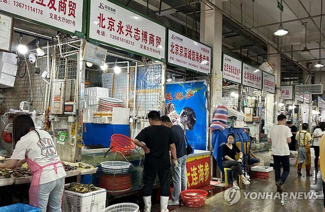 중국 베이징 징선수산시장에서 주민들이 수산물을 고르고 있다ⓒ연합뉴스