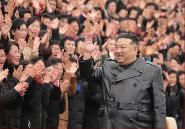 ▲ 9일 노동당 기관지 노동신문은 북한 김정은이 전날 5차 전국 어머니대회 참가자들과 기념 사진을 촬영했다고 보도했다. 김 위원장이 참가자들과 인사하고 있는 모습. ⓒ북한 노동신문/뉴시스