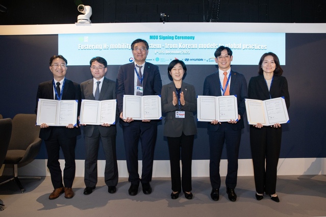 ▲ 왼쪽부터 이영석 환경부 기후변화정책관, 박철연 현대차 상무, 신경남 글로벌녹색성장기구 사무차장보, 한화진 환경부 하관, 소유섭 SK E&S  부사장, 오은정 한국수자원공사 환경에너지본부장. ⓒ현대차