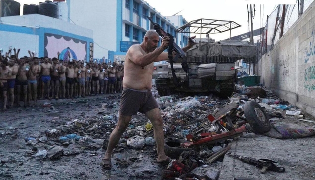 ▲ 가자지구 북부에서 한 하마스 대원이 반나체 상태로 투항하는 모습이 담긴 영상이 유포됐다. ⓒ사진=X(@manniefabian) 제공