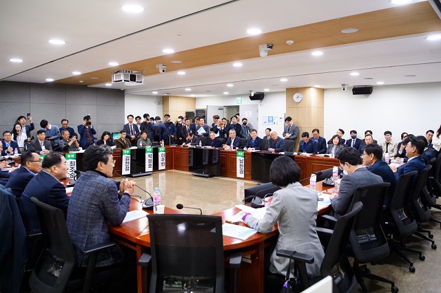 ▲ 지난 7일 국회 행정안전위원회 법안제1소위에서 ‘울릉도·흑산도 등 국토외곽 먼섬 지원 특별법’으로 병합 심사된 이후 8일 행안위 전체회의에서 전날 소위에서 심사·의결한 대로 통과됐다.ⓒ울릉군