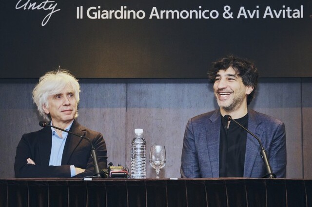 ▲ 11일 오전 서울 중구 더플라자호텔에서 진행된 '한화클래식' 기자간담회에서 만돌린 연주자 아비 아비탈이 기자의 질문에 질문에 답하고 있다.ⓒ제이에스바흐