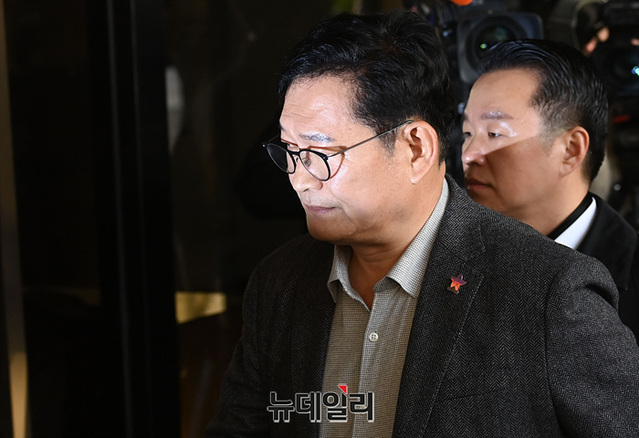 ▲ 더불어민주당 '2021년 전당대회 돈봉투 의혹'의 핵심으로 지목된 송영길 전 민주당 대표가 지난 8일 오전 서울 서초구 서울중앙지검으로 출석하고 있다. ⓒ서성진 기자