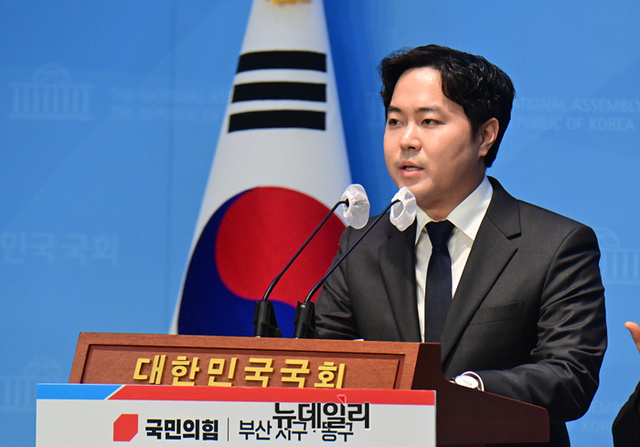 ▲ 김인규 전 대통령 정무수석실 행정관이 11일 국회 소통관에서 기자회견을 열고 부산 서·동구 출마 선언을 하고 있다.ⓒ 이종현 기자