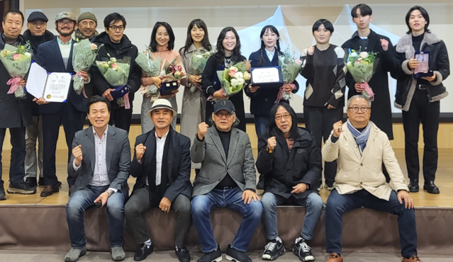 ▲ 한국영상대학교 영화연출과 이지훈 감독과 김유빈 감독이 제7회 미추홀필름페스티벌에서 우수상과 배우상을 수상한 뒤 기념사진을 찍고 있다.ⓒ한국영상대