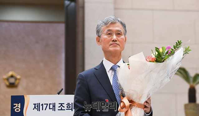 ▲ 조희대 신임 대법원장이 11일 오후 서울 서초구 대법원에서 열린 취임식에서 꽃다발을 받고 있다. ⓒ서성진 기자