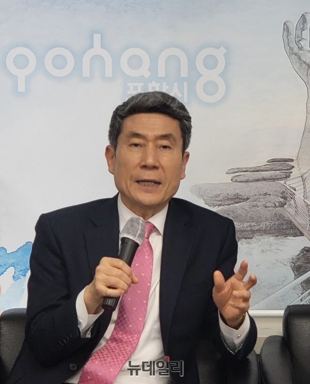 ▲ 이강덕 포항시장은 11일 시청 브리핑룸에서 포항촉발 지진 손해배상소송 관련 추진 상황 기자간담회를 실시했다.ⓒ뉴데일리