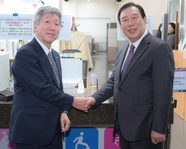▲ 최민호 세종시장(오른쪽)이 11일 호소이 히루시 나라현립 의과대학 이사장과 의료기기 개발을 위한 방안을 논의하기 위해 손을 잡고 있다.ⓒ세종시