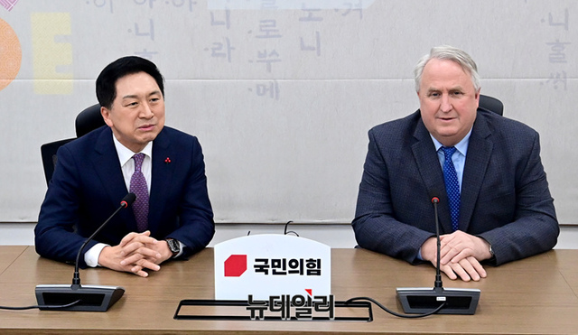 ▲ 김기현 국민의힘 대표와 인요한 혁신위원장이 지난 6일 오후 국회 당 대표실에서 만나 환담을 나누고 있다. ⓒ이종현 기자