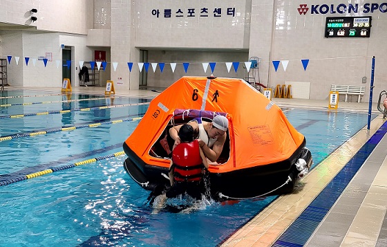 ▲ 한국해양교통안전공단(KOMSA) 해양안전체험 프로그램의 구명뗏목 탑승 체험 모습.ⓒKOMSA