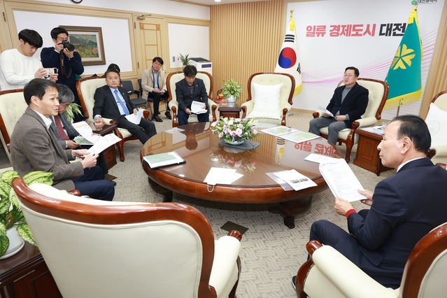 ▲ 김영환 충북도지사는 11일 대전시청에서 박덕흠 국회의원과 이장우 대전시장을 만나 충북 옥천군의 현안인 대전~옥천 광역철도 건설과 영동 연장 노선의 국가계획 반영, 옥천군 등 대전권 개발제한구역의 재조정 및 해제에 대해 논의했다.ⓒ충북도