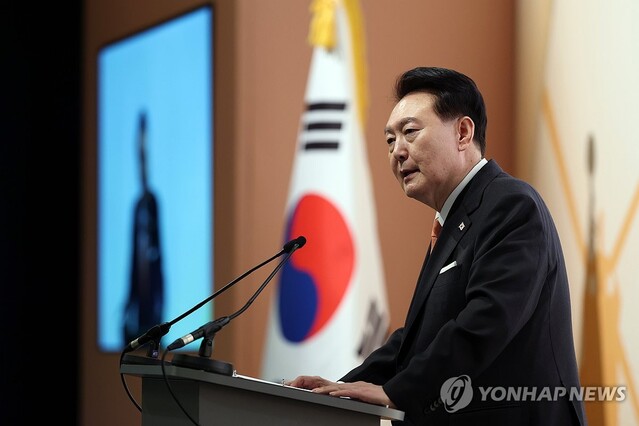 ▲ 네덜란드를 국빈 방문한 윤석열 대통령이 11일(현지시간) 암스테르담 한 호텔에서 열린 동포 만찬 간담회에서 격려사를 하고 있다.ⓒ연합뉴스(사진=공동취재)