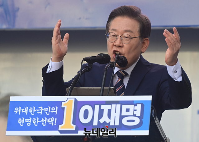 ▲ 이재명 더불어민주당 대표가 대선 하루을 앞둔 지난해 3월8일 인천 서구 롯데마트 청라점에서 열린 유세에서 지지호소를 하고 있다. ⓒ정상윤 기자