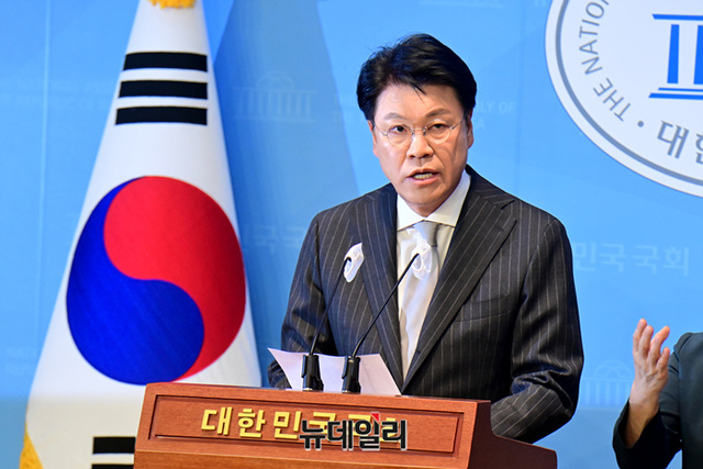 ▲ 장제원 국민의힘 의원이 12일 오전 국회 소통관에서 내년 제22대 국회의원 총선거 불출마 선언을 하고 있다. ⓒ이종현 기자