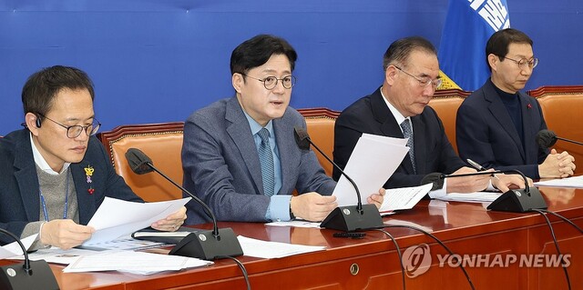 ▲ 더불어민주당 홍익표 원내대표가 12일 국회에서 원내대책회의를 하고 있다. ⓒ연합뉴스